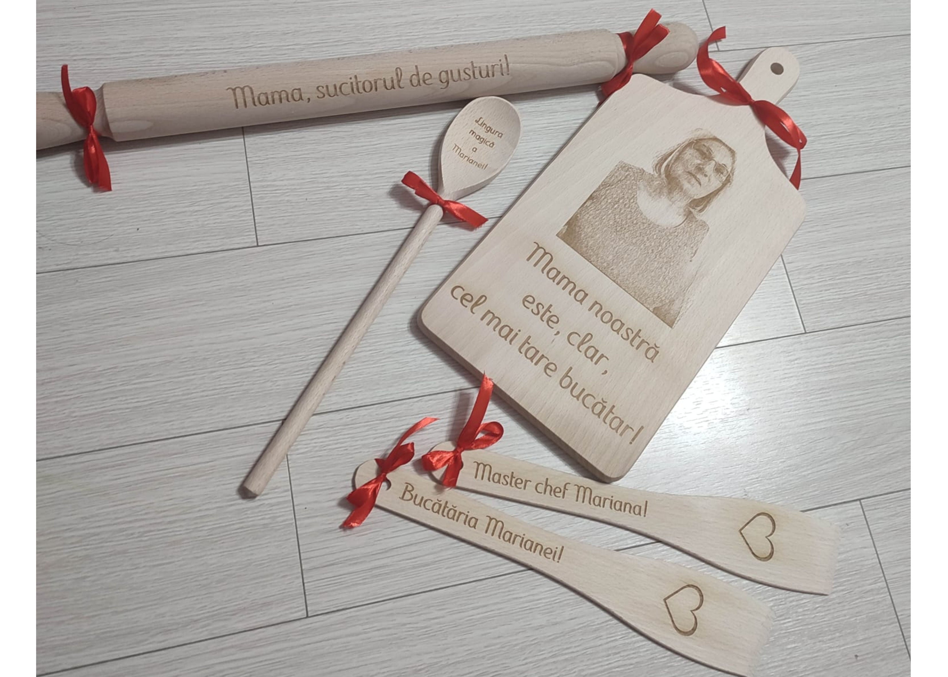 Set de bucatarie cu Tocător Personalizat cu Poză Gravată – Cadoul Perfect pentru Mama