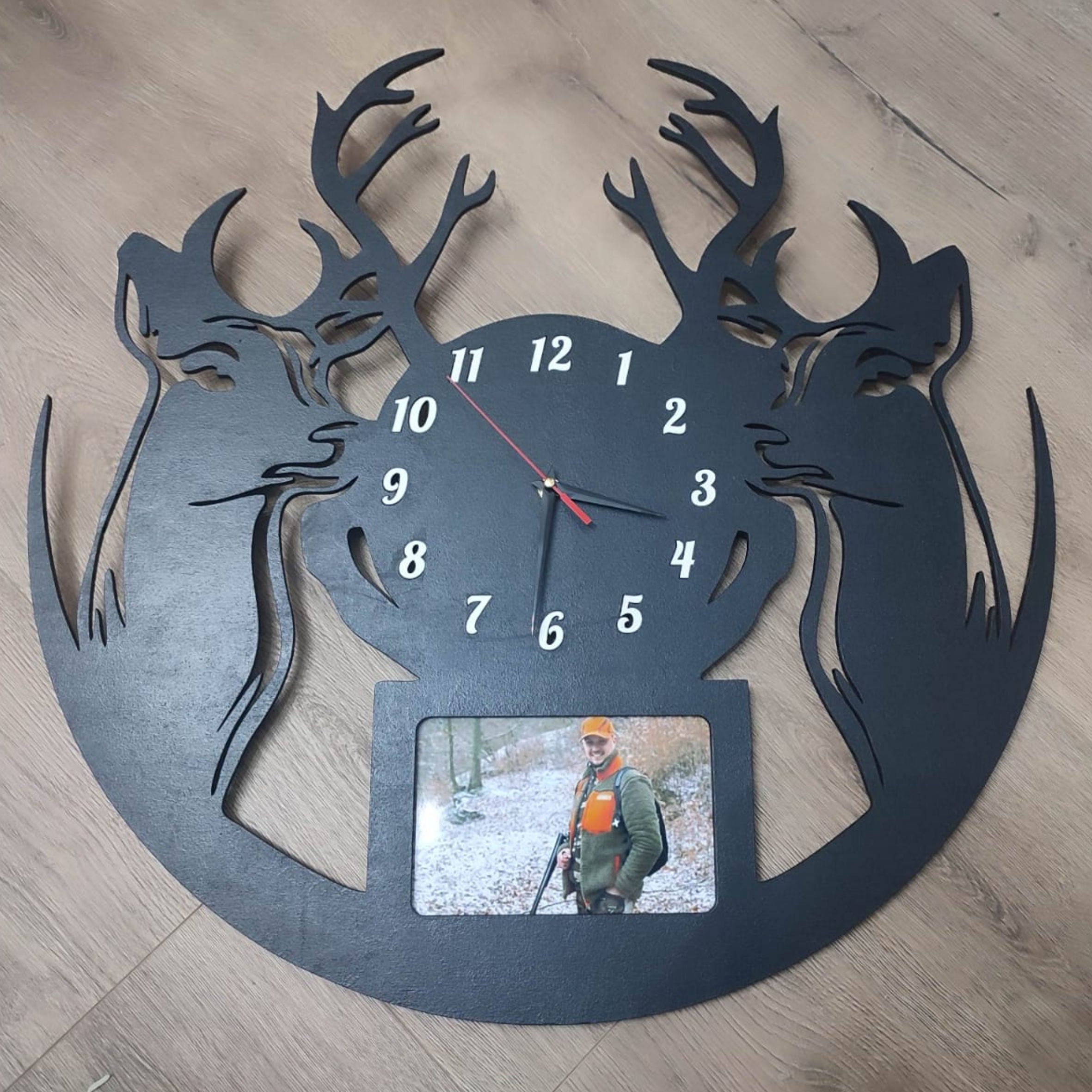Ceas de perete cu cerbi și ramă foto – cadoul perfect pentru vânători și iubitori ai naturii