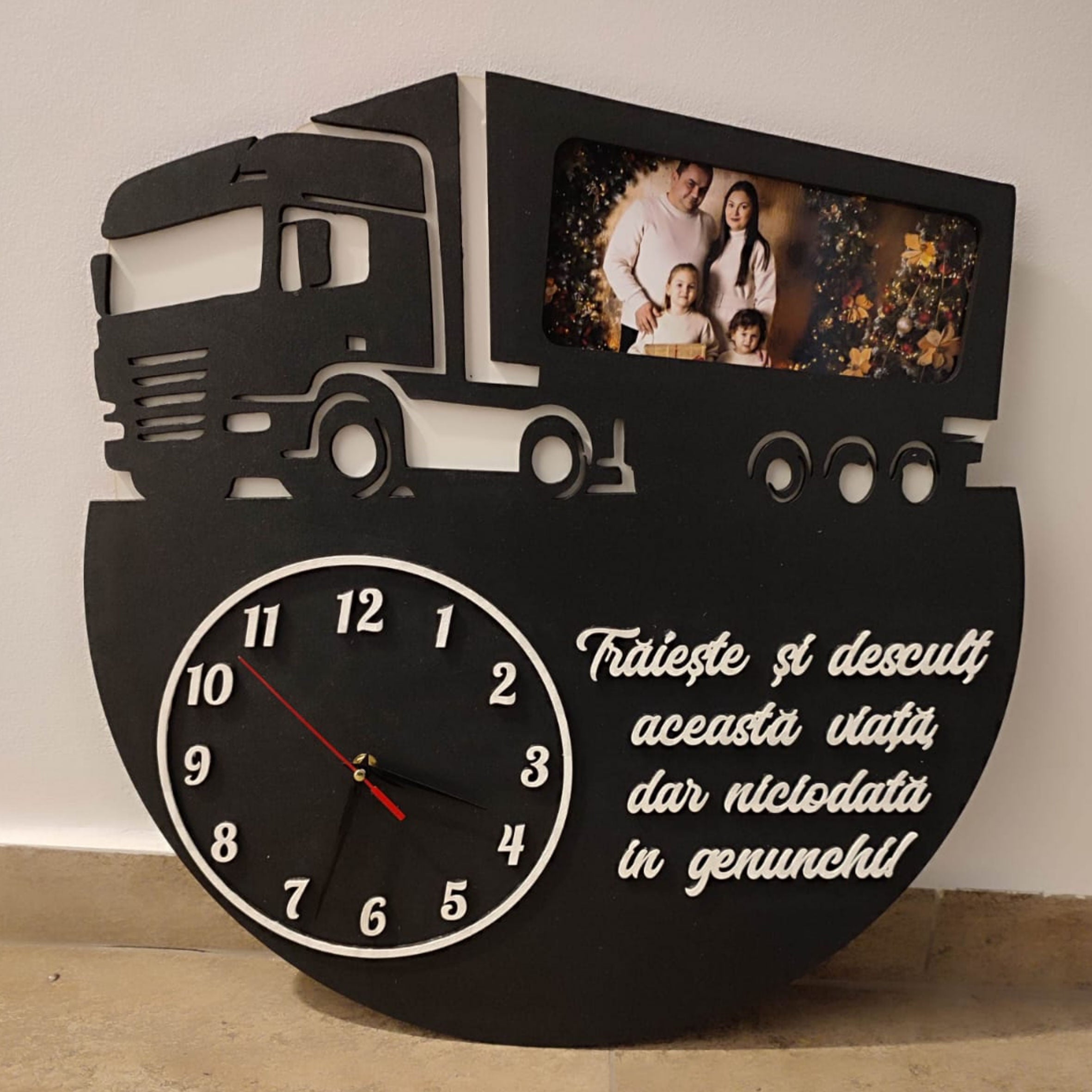 🕒 Ceas de perete personalizat cu fotografie – Design Camion – Cadou unic pentru familie