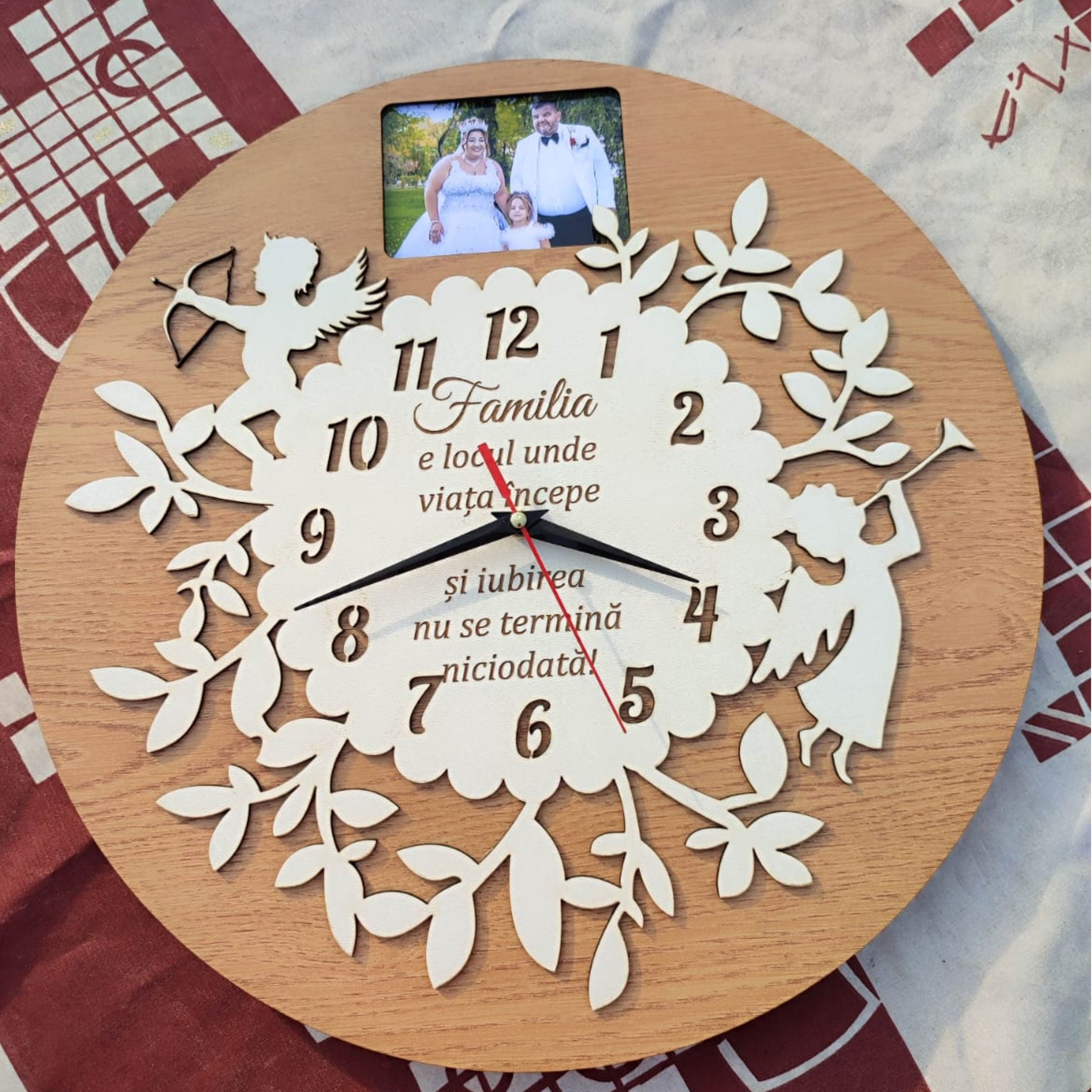 🕰️ Ceas de perete personalizat cu fotografie – Familia, locul unde viața începe – Cadou elegant din lemn