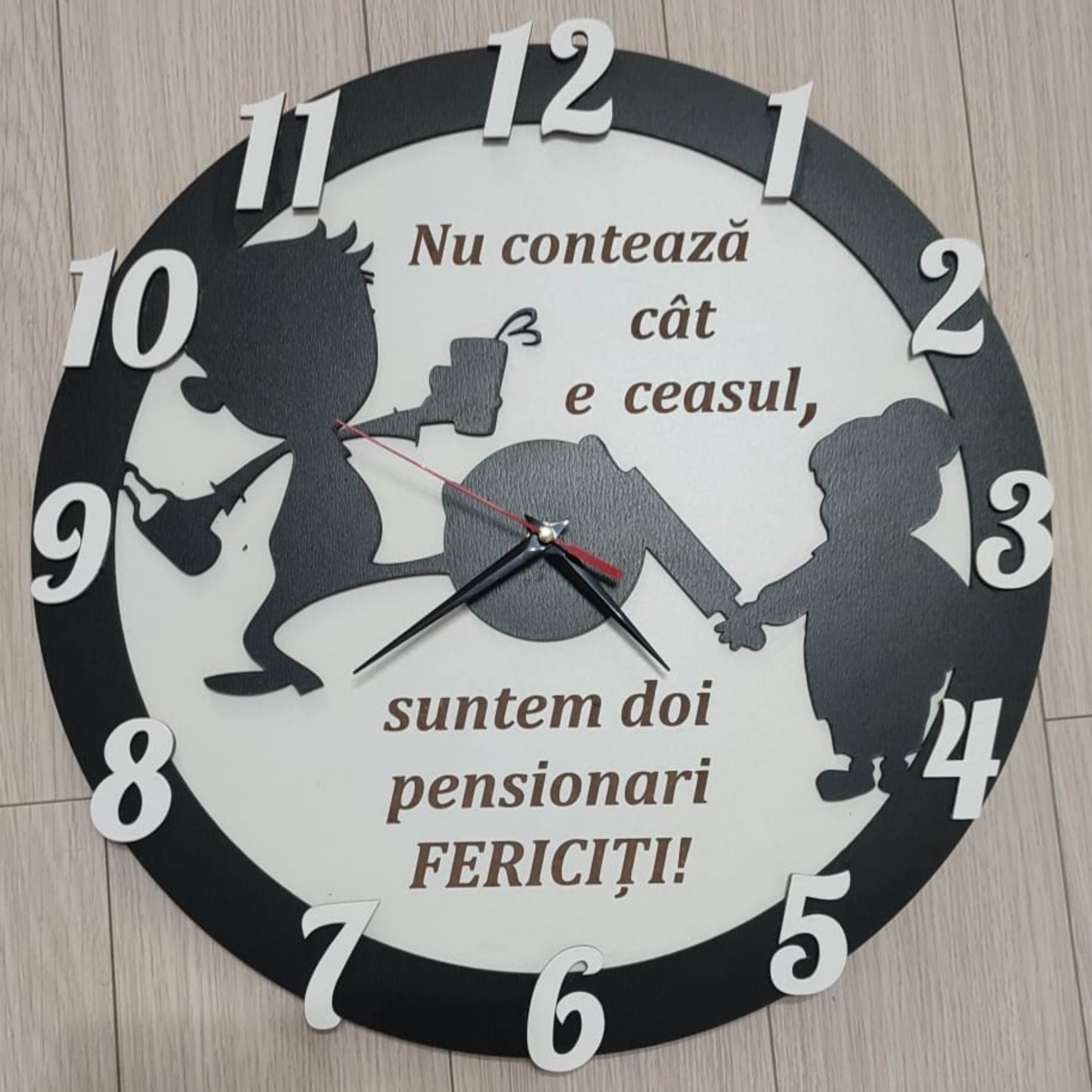 Ceas de perete personalizat pentru pensionari – „Nu contează cât e ceasul, suntem doi pensionari fericiți”