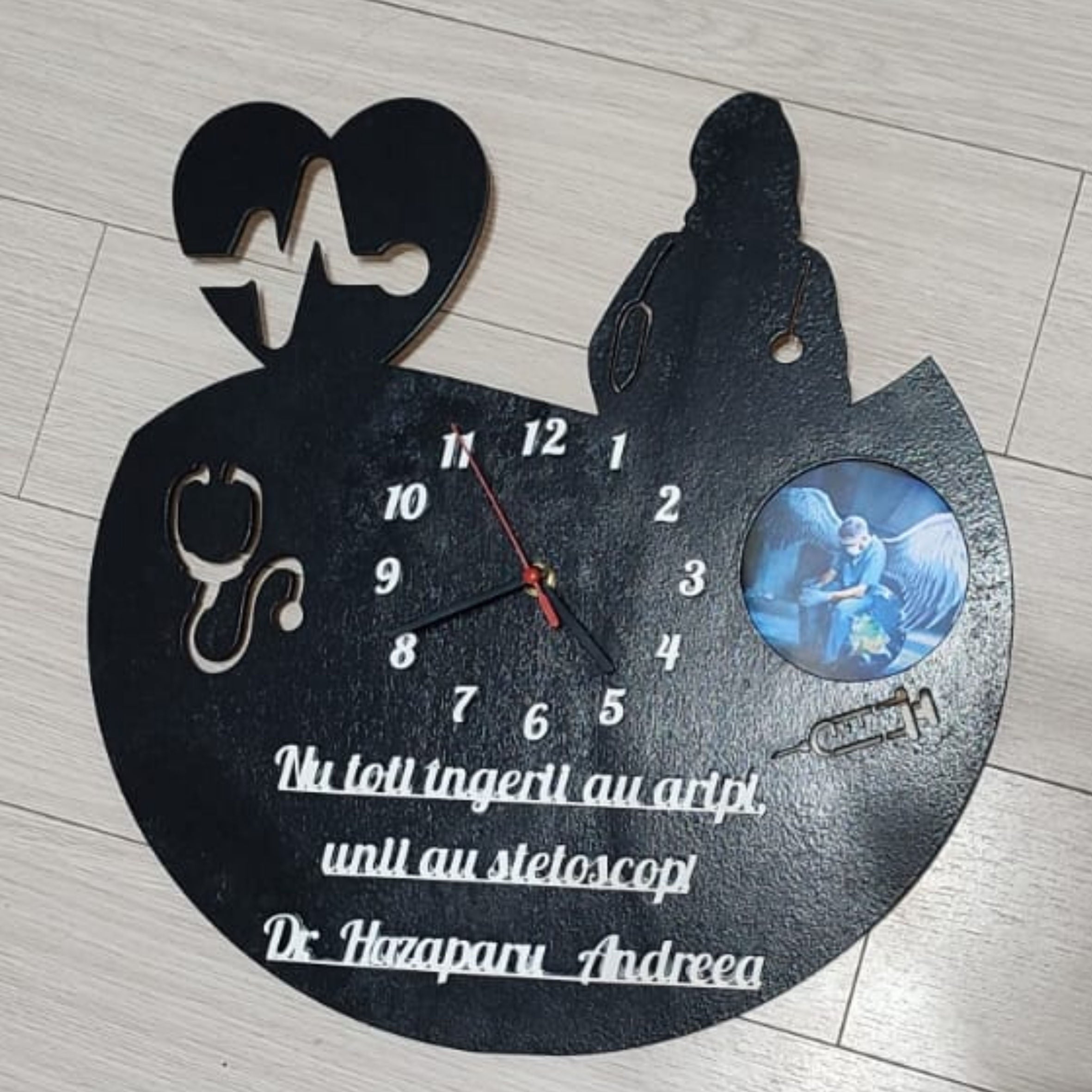 🩺 Ceas de perete personalizat pentru medic – Cadou unic cu fotografie și mesaj