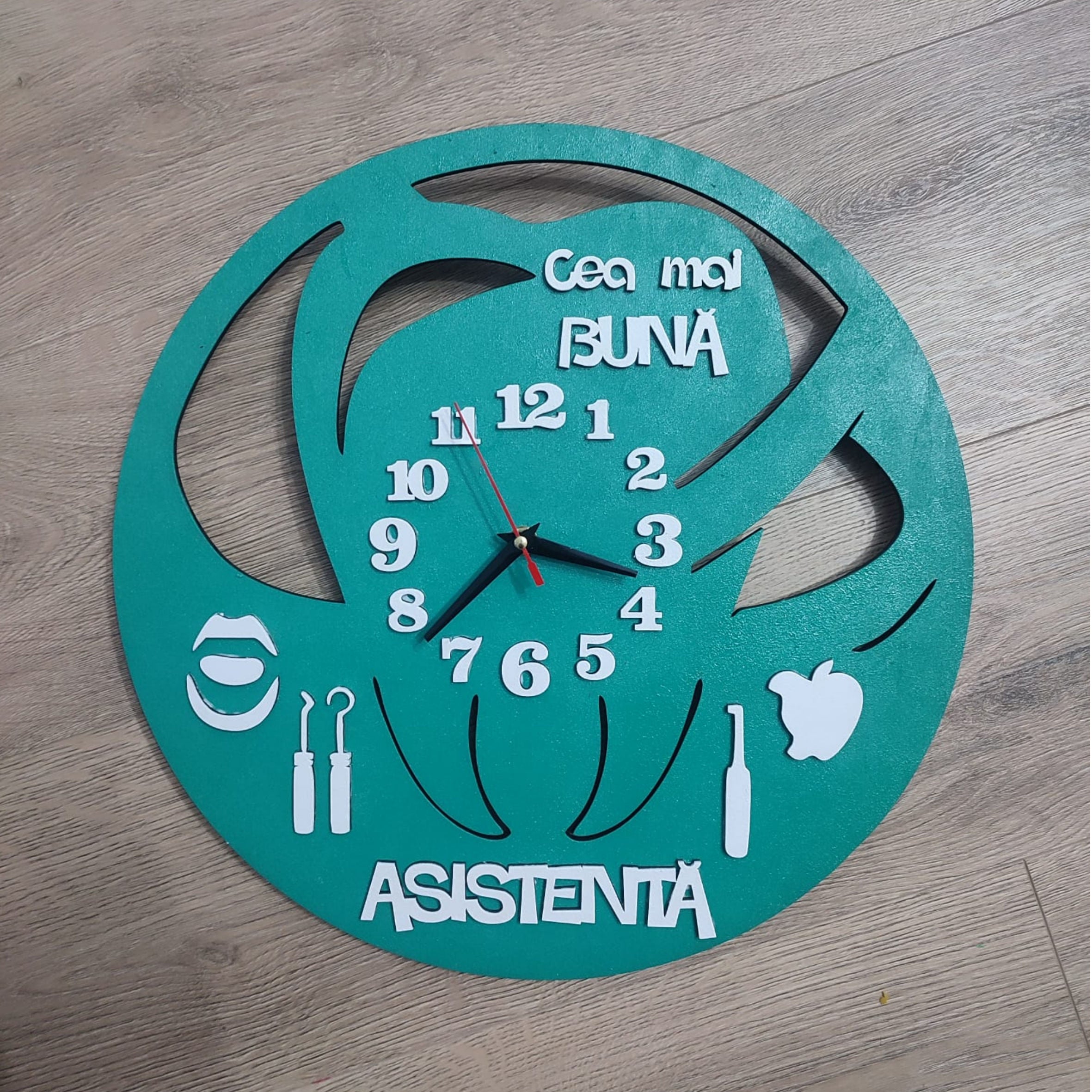 🕰️Ceas de perete personalizat pentru asistentă – „Cea mai bună asistentă”