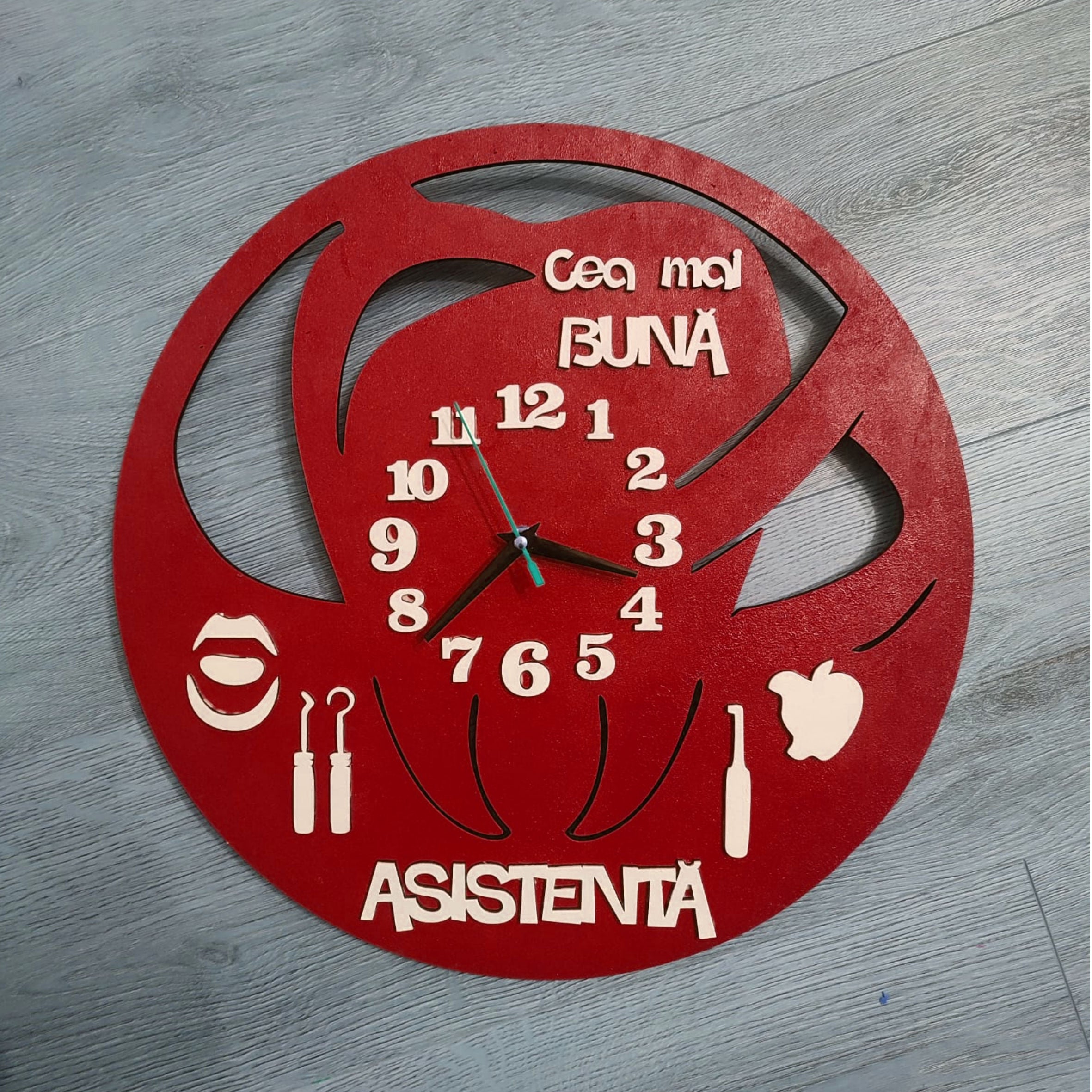 🕰️Ceas de perete personalizat pentru asistentă – „Cea mai bună asistentă”