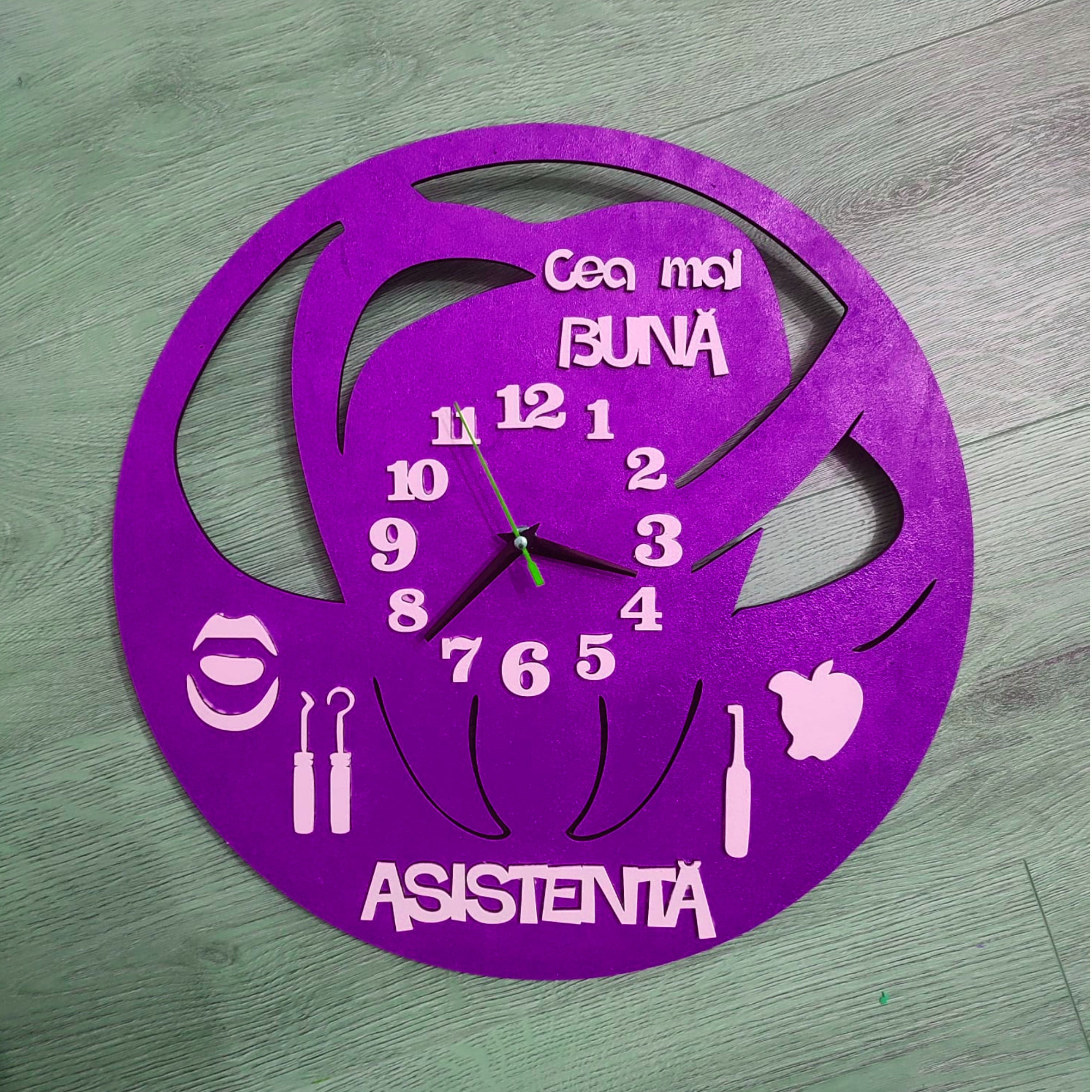 🕰️Ceas de perete personalizat pentru asistentă – „Cea mai bună asistentă”