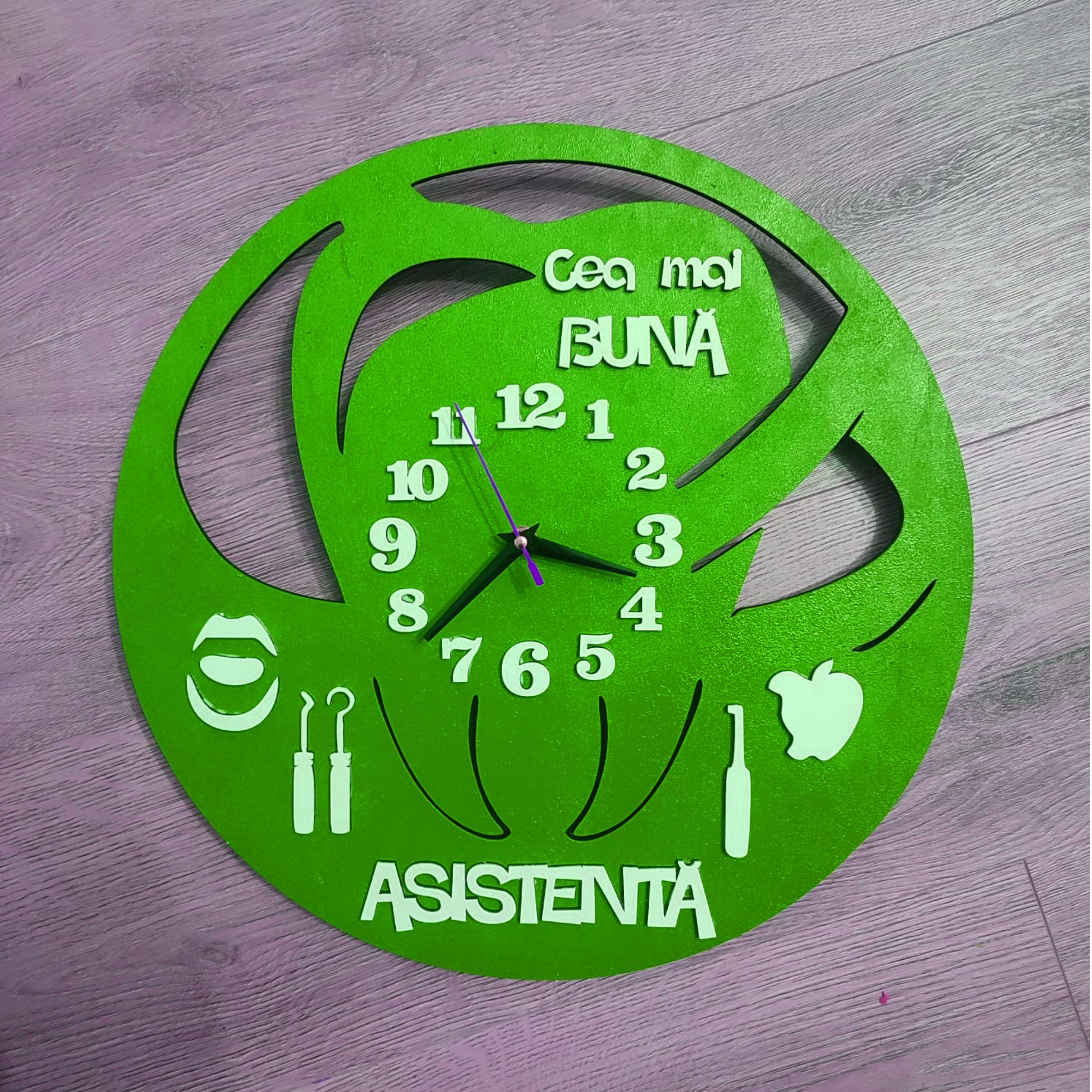 🕰️Ceas de perete personalizat pentru asistentă – „Cea mai bună asistentă”