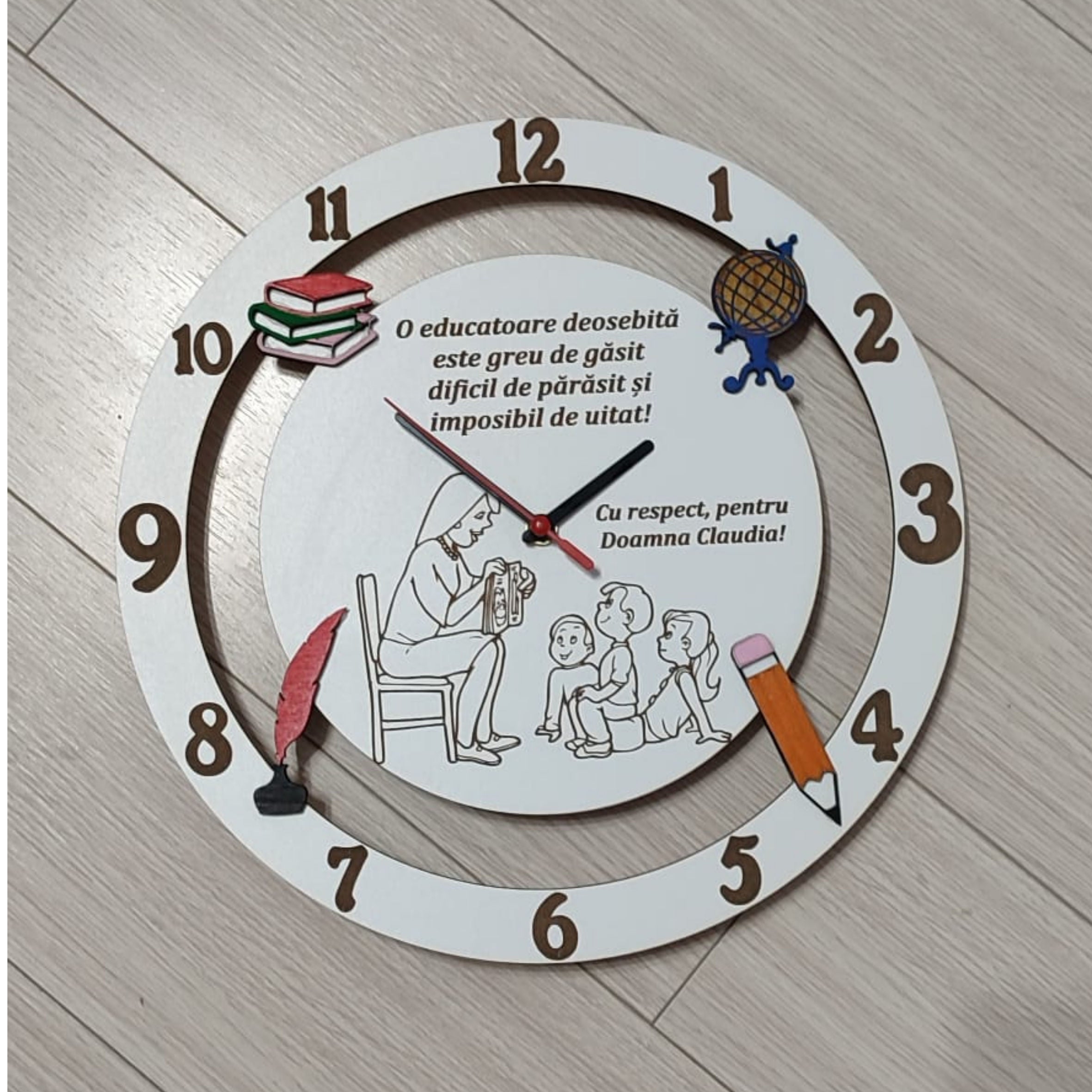 Ceas de Perete Personalizat pentru Educatoare – Cadou Emoționant cu Mesaj de Mulțumire 🍎📚
