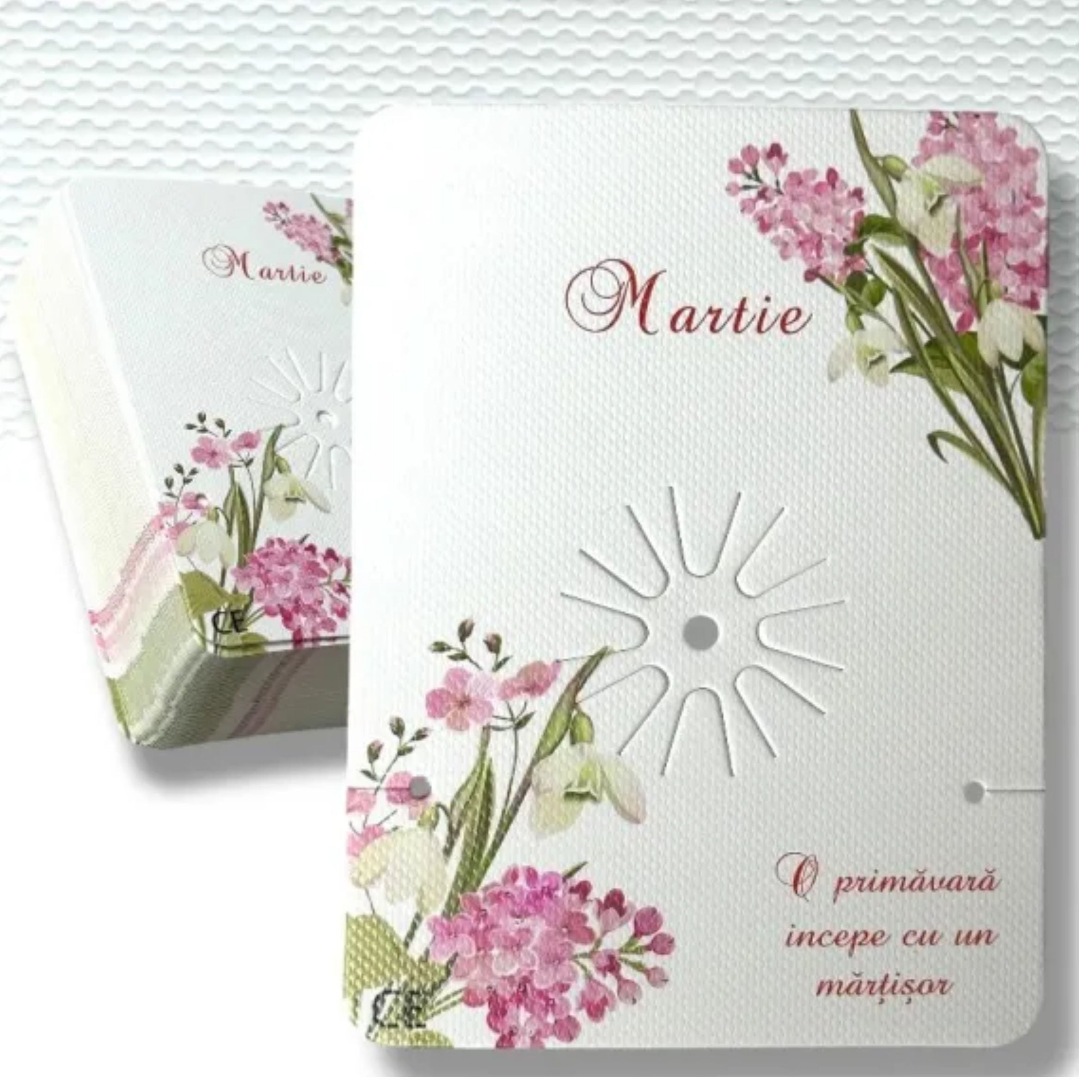 Carton pentru mărțișoare  7,5×10 cm – alb cu motive de zambile