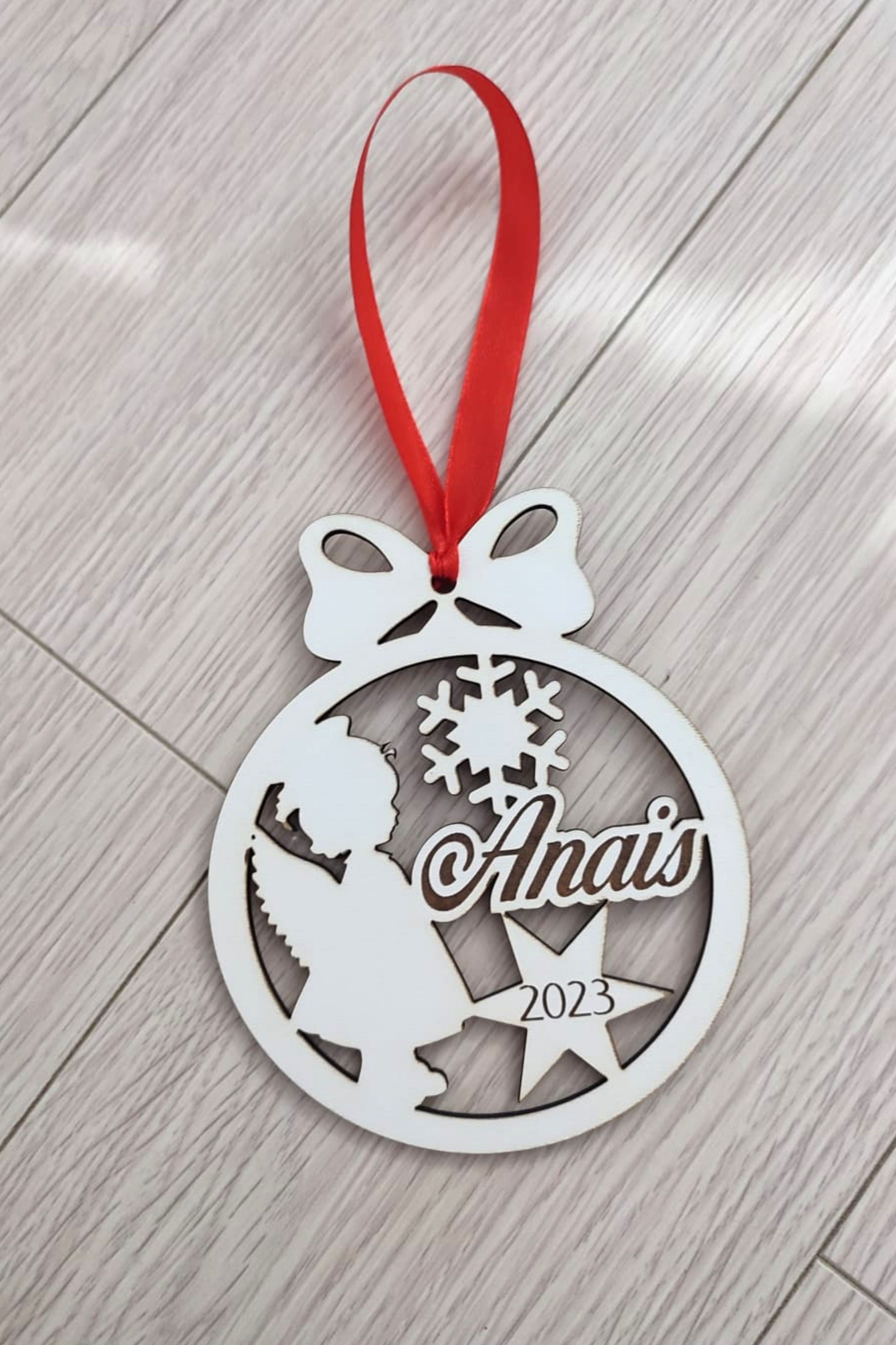 🎄✨ Globulet personalizat pentru brad – model cu siluetă copil, fulg de zăpadă și nume gravat! ✨🎄