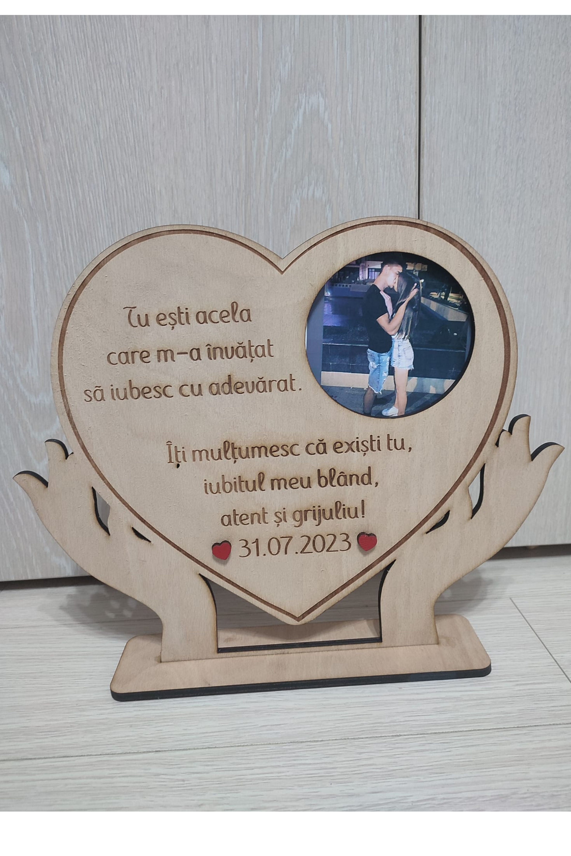 Trofeu personalizat din lemn in forma de inima cu poza