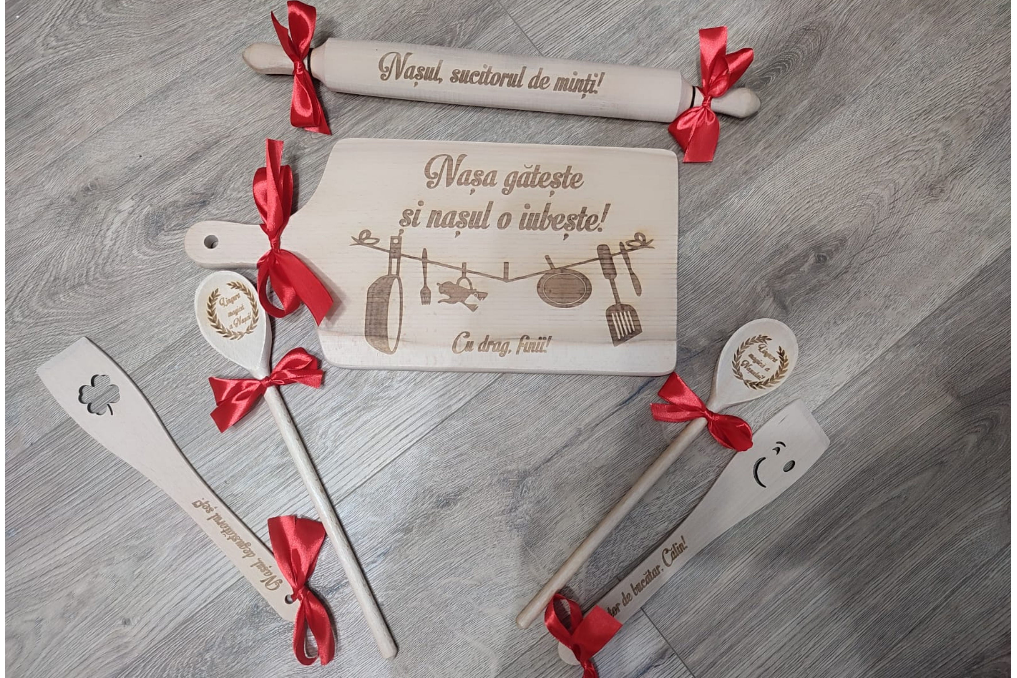 Set Cadou Personalizat pentru Nași – Tocător, Sucitor și Ustensile Bucătărie din Lemn Gravate