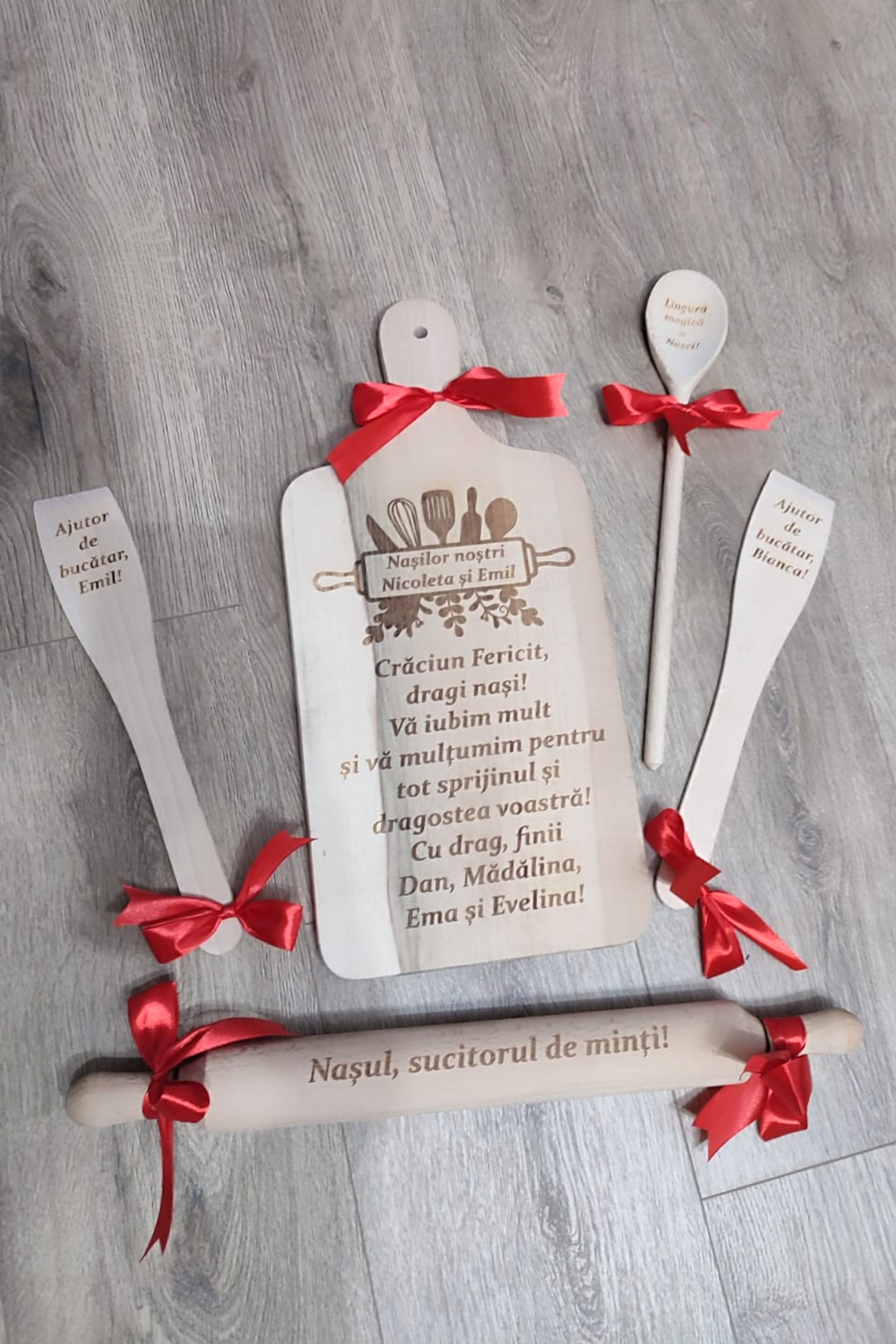 Set Cadou Personalizat pentru Nași – Tocător, Sucitor și Ustensile Bucătărie din Lemn Gravate