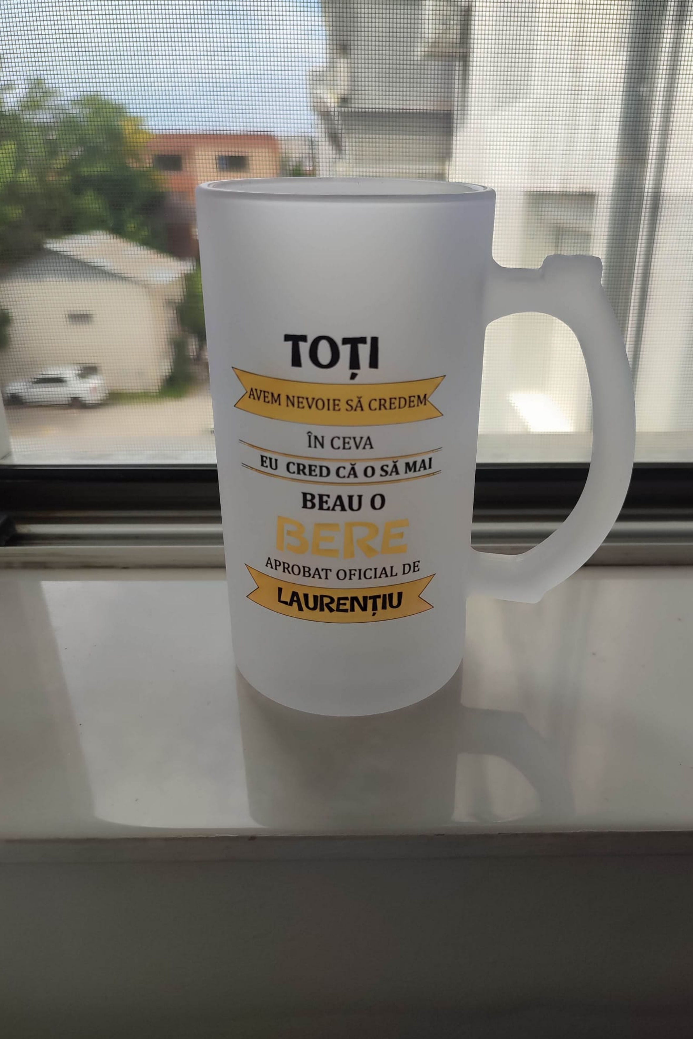 Halbă de bere personalizată - Toti avem nevoie sa credem