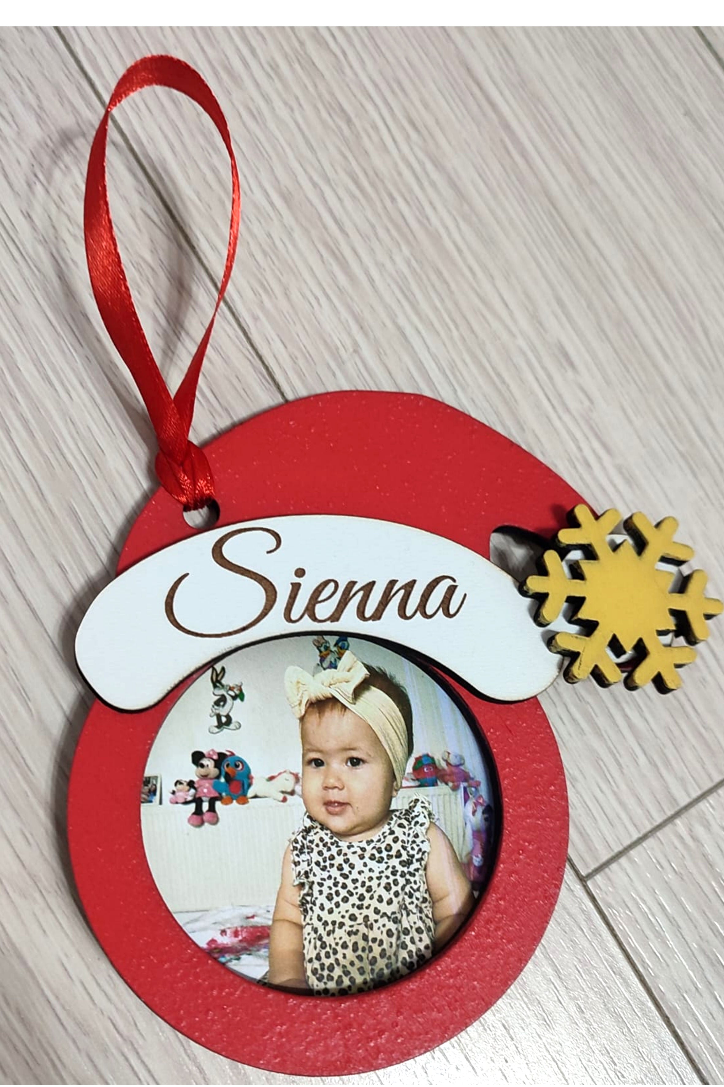 Globulet Crăciun personalizat cu fotografie și nume – Decor brad din lemn, cadou unic pentru copii și familie 🎁✨