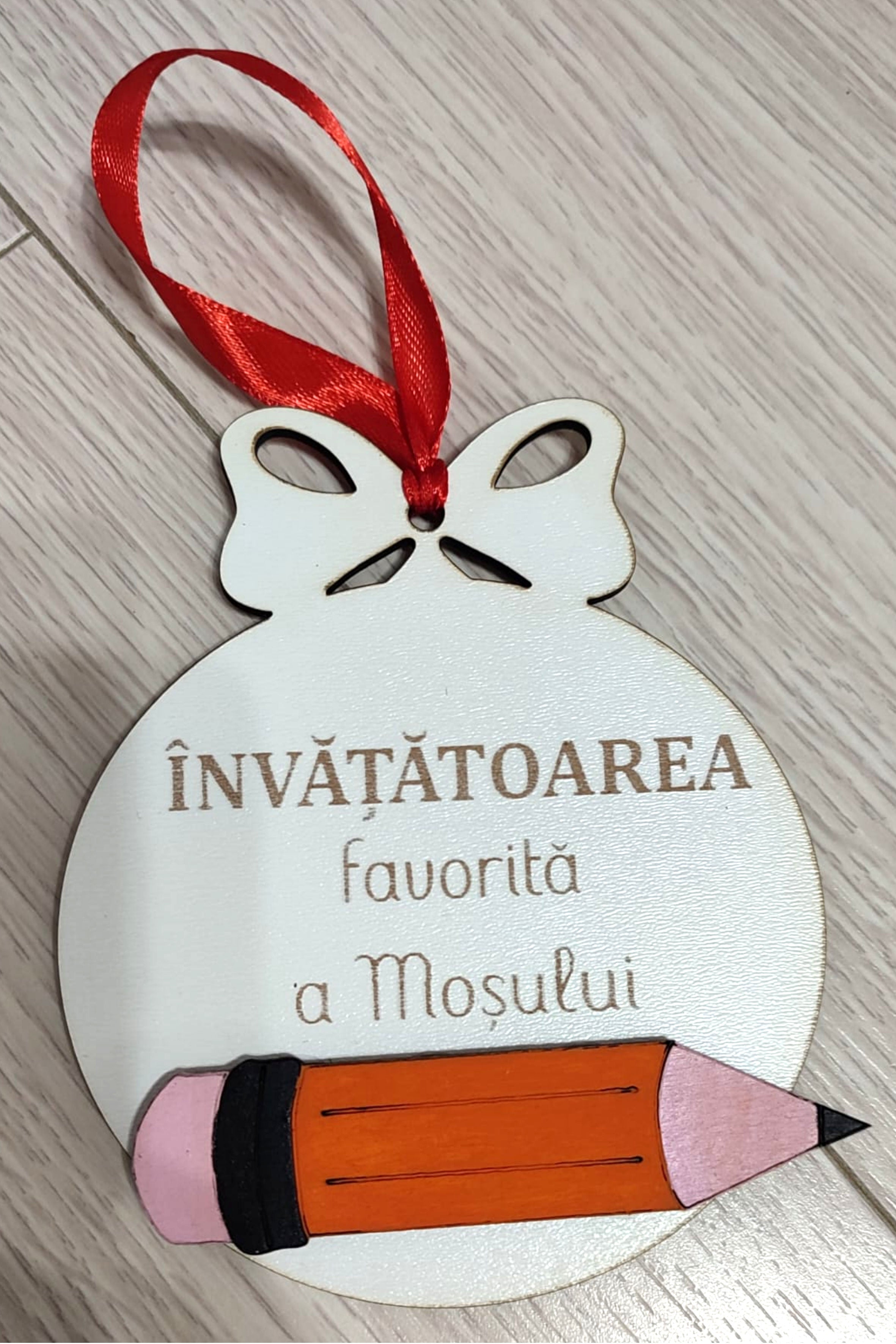 Glob de Crăciun din lemn – Învățătoarea favorită a Moșului