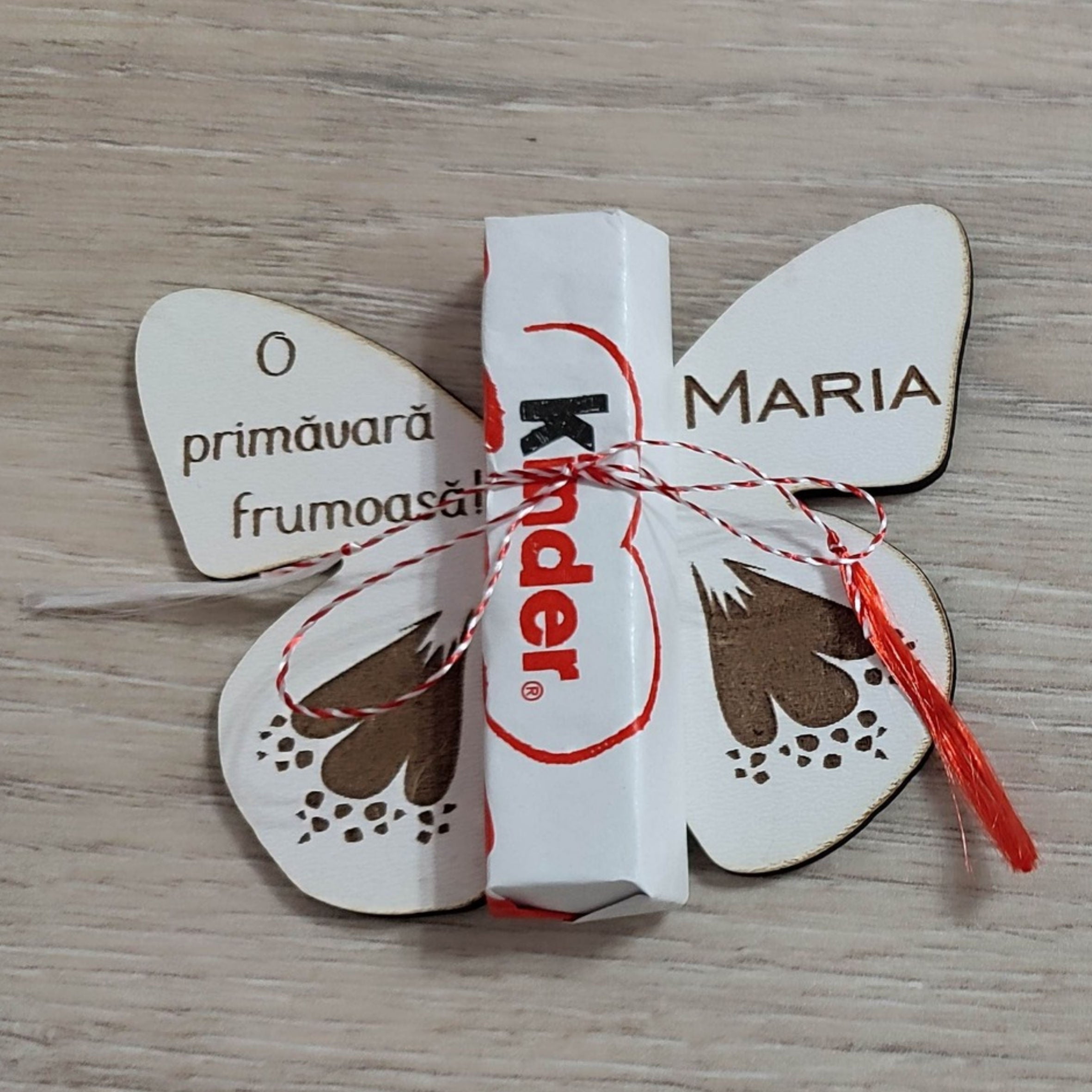 Martisor dulce - ciocolatica kinder si baza de lemn