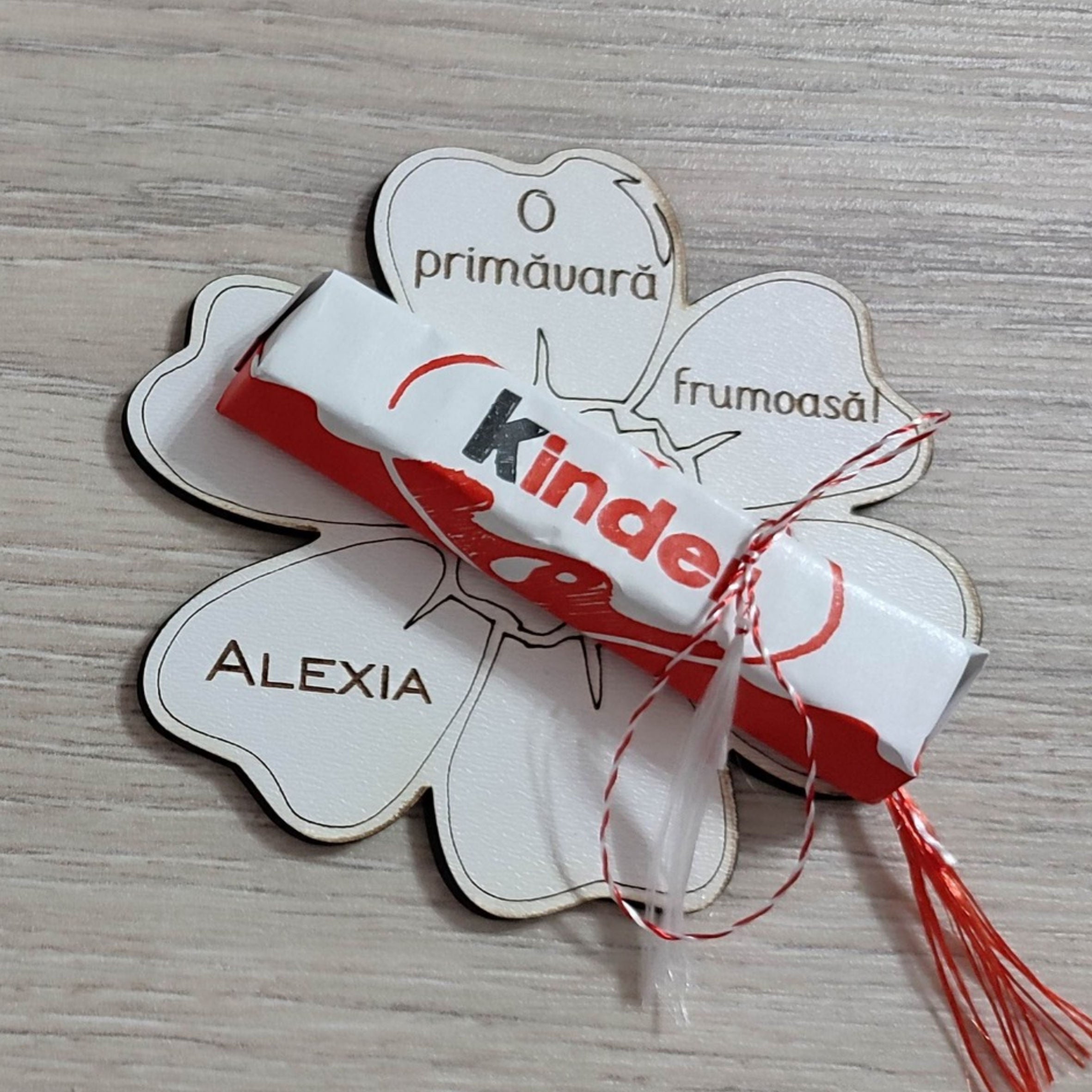 Martisor dulce - ciocolatica kinder si baza de lemn