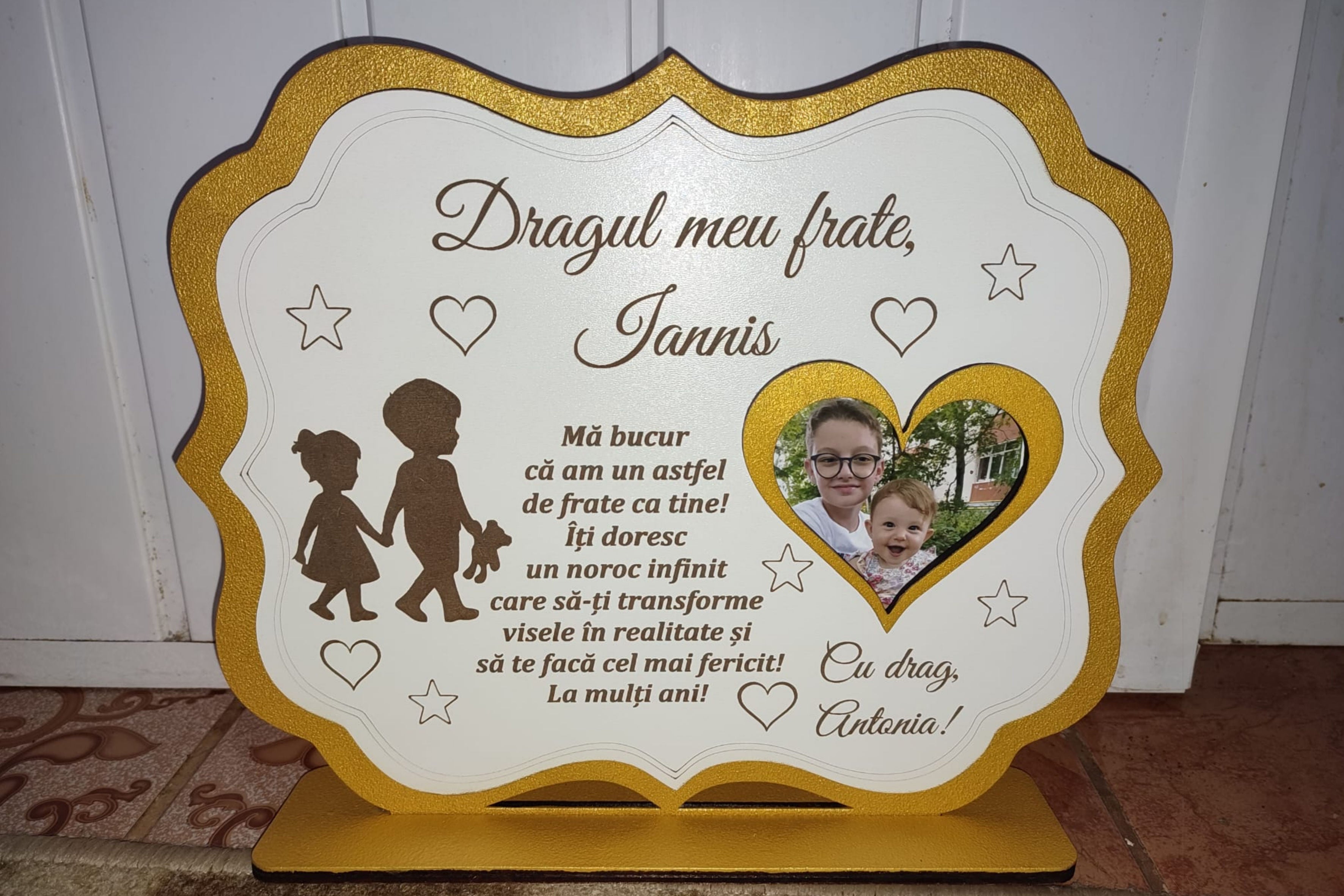 Trofeu cadou personalizat pentru frate – Decor cu poză, mesaj emoționant și siluete – Dar special pentru zi de naștere sau ocazii speciale