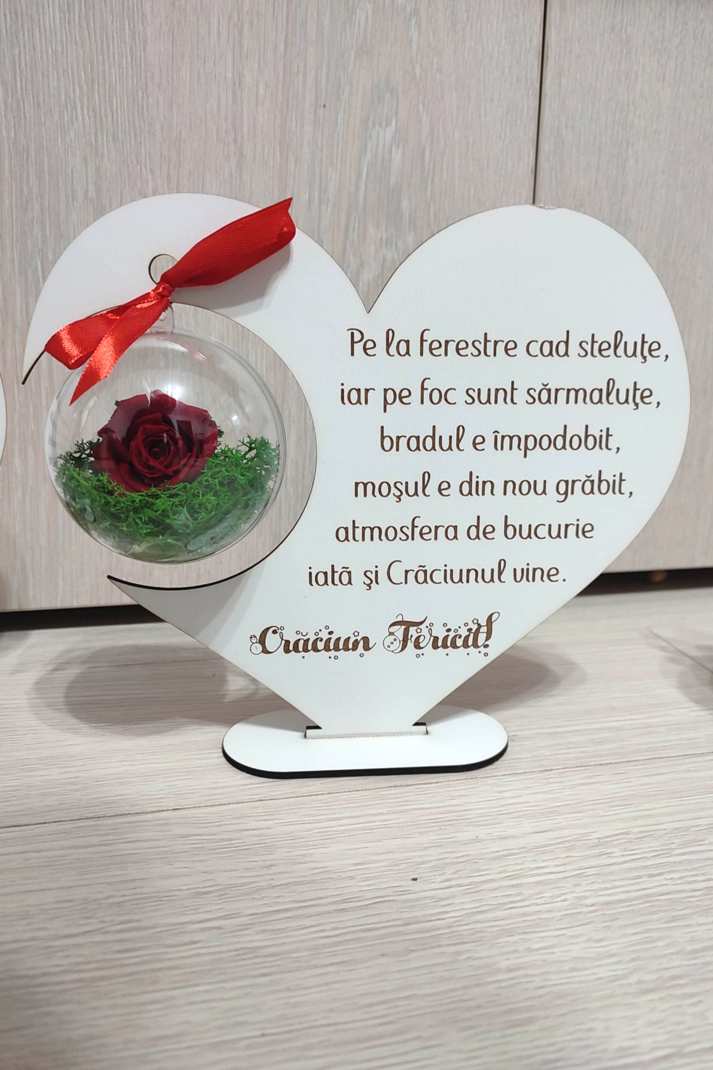 Decorațiune de Crăciun cu trandafir criogenat și mesaj gravat – Cadou festiv personalizat