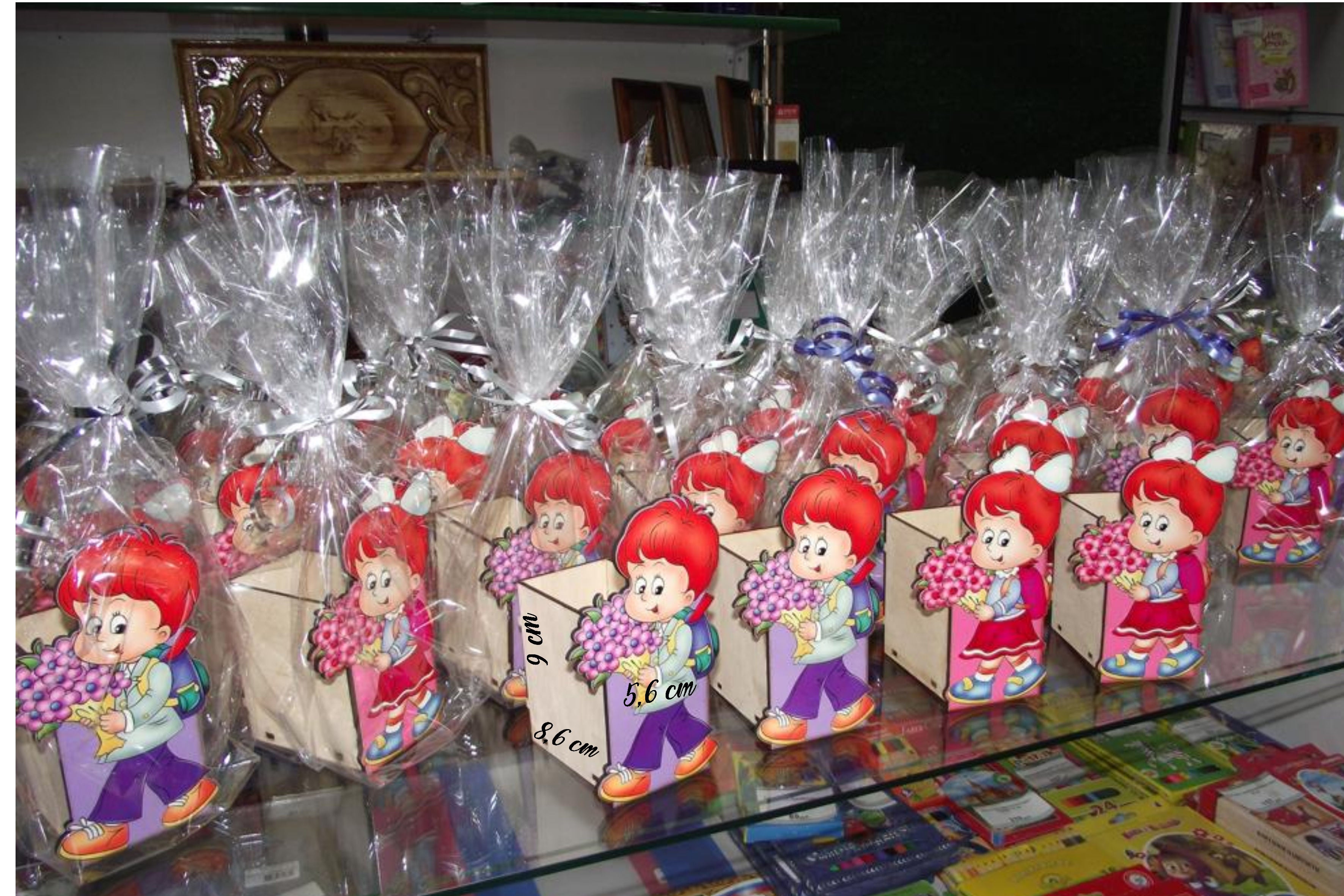 Cutii din lemn cu figurine decorative (Băiețel / Fetiță cu ghiozdan/flori)