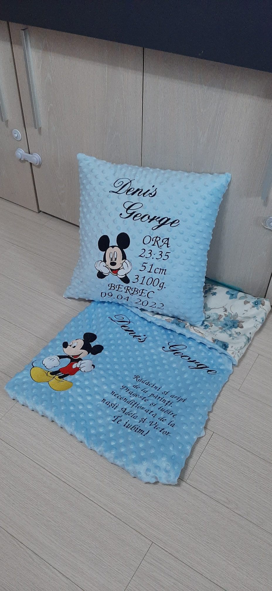 Set personalizat prin brodrie, paturica si perna