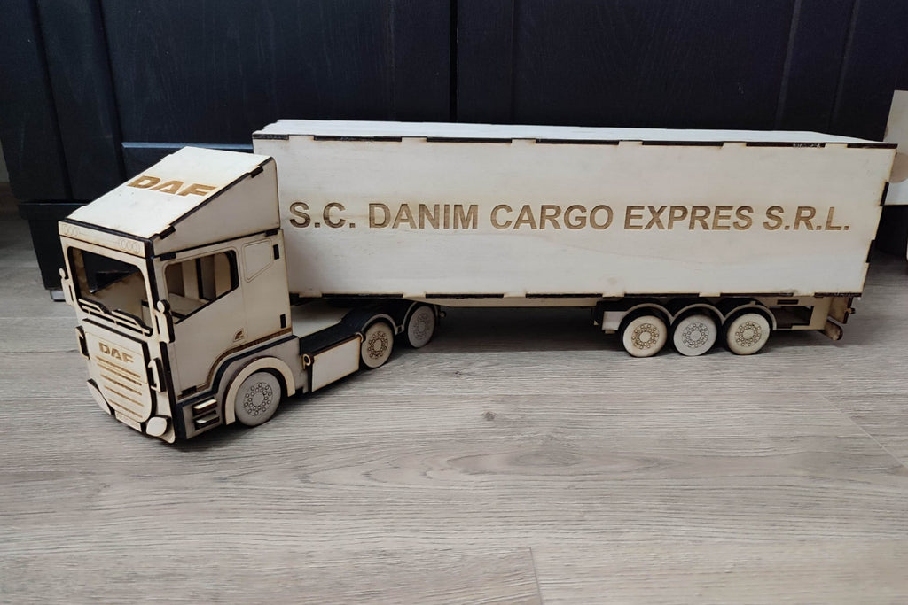 Camion din Lemn Personalizat – Cadou Pentru Șoferi, Nași, Aniversări – Gravură Laser