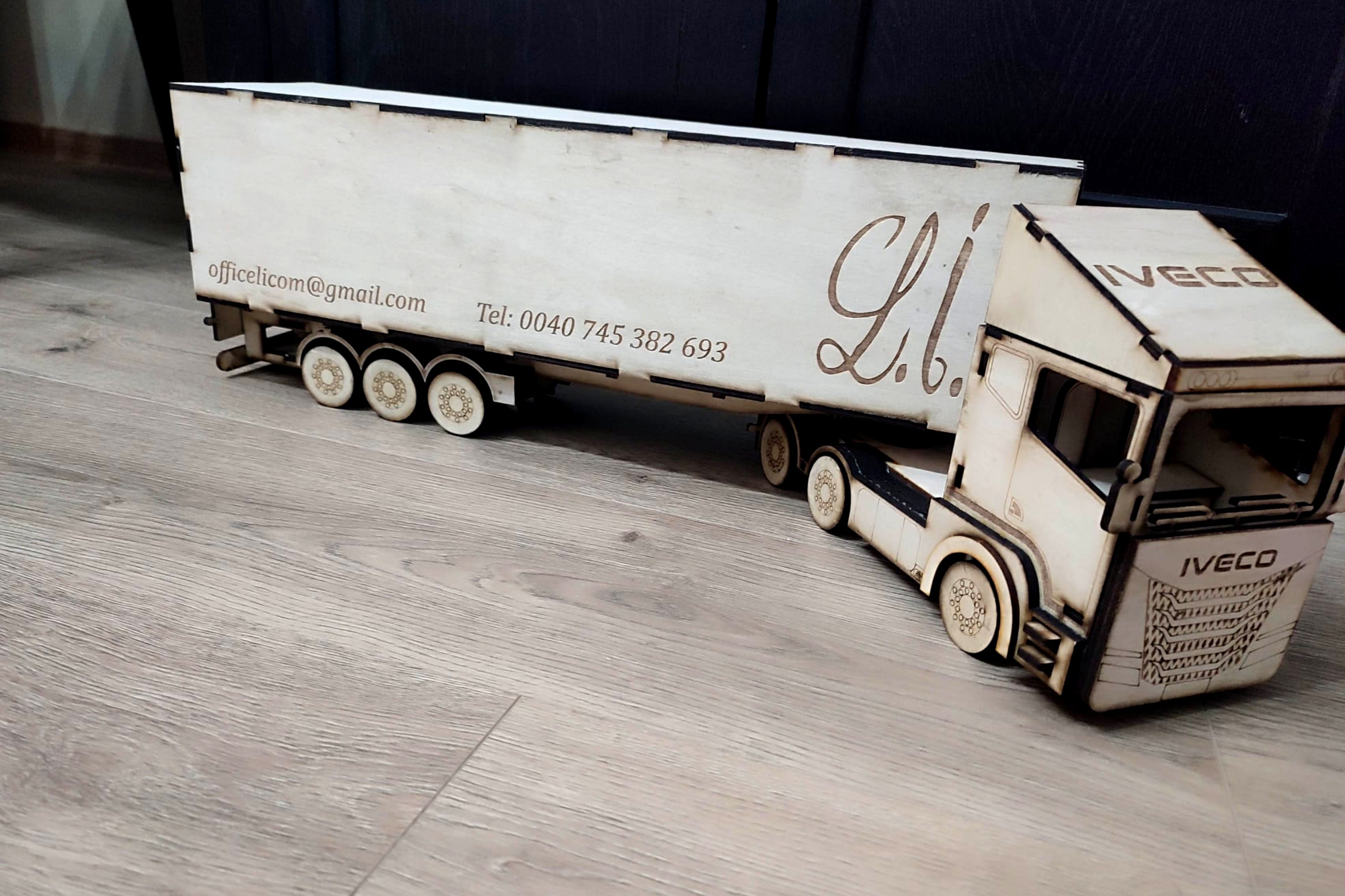 Camion din Lemn Personalizat – Cadou Pentru Șoferi, Nași, Aniversări – Gravură Laser