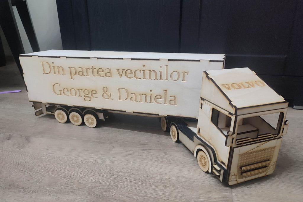 Camion din Lemn Personalizat – Cadou Pentru Șoferi, Nași, Aniversări – Gravură Laser