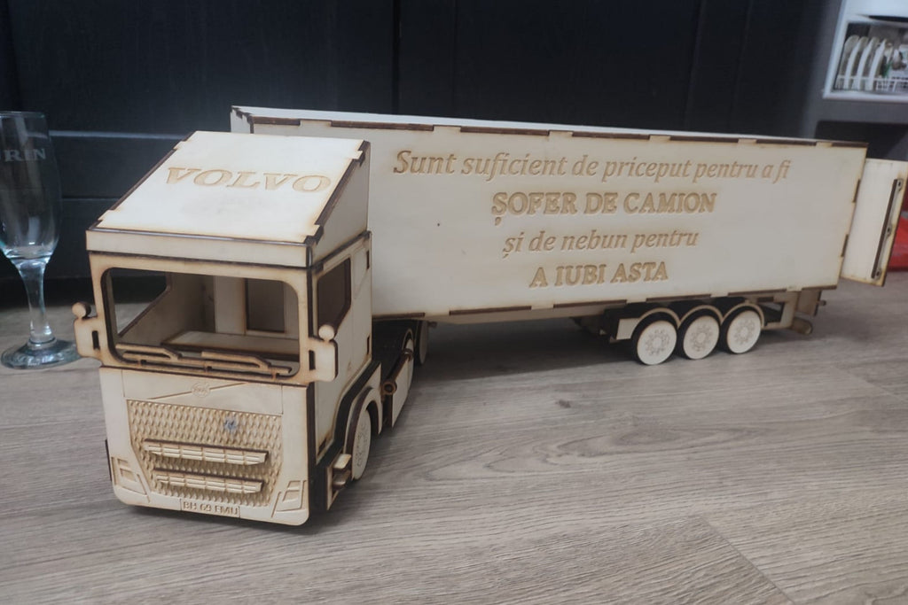 Camion din Lemn Personalizat – Cadou Pentru Șoferi, Nași, Aniversări – Gravură Laser