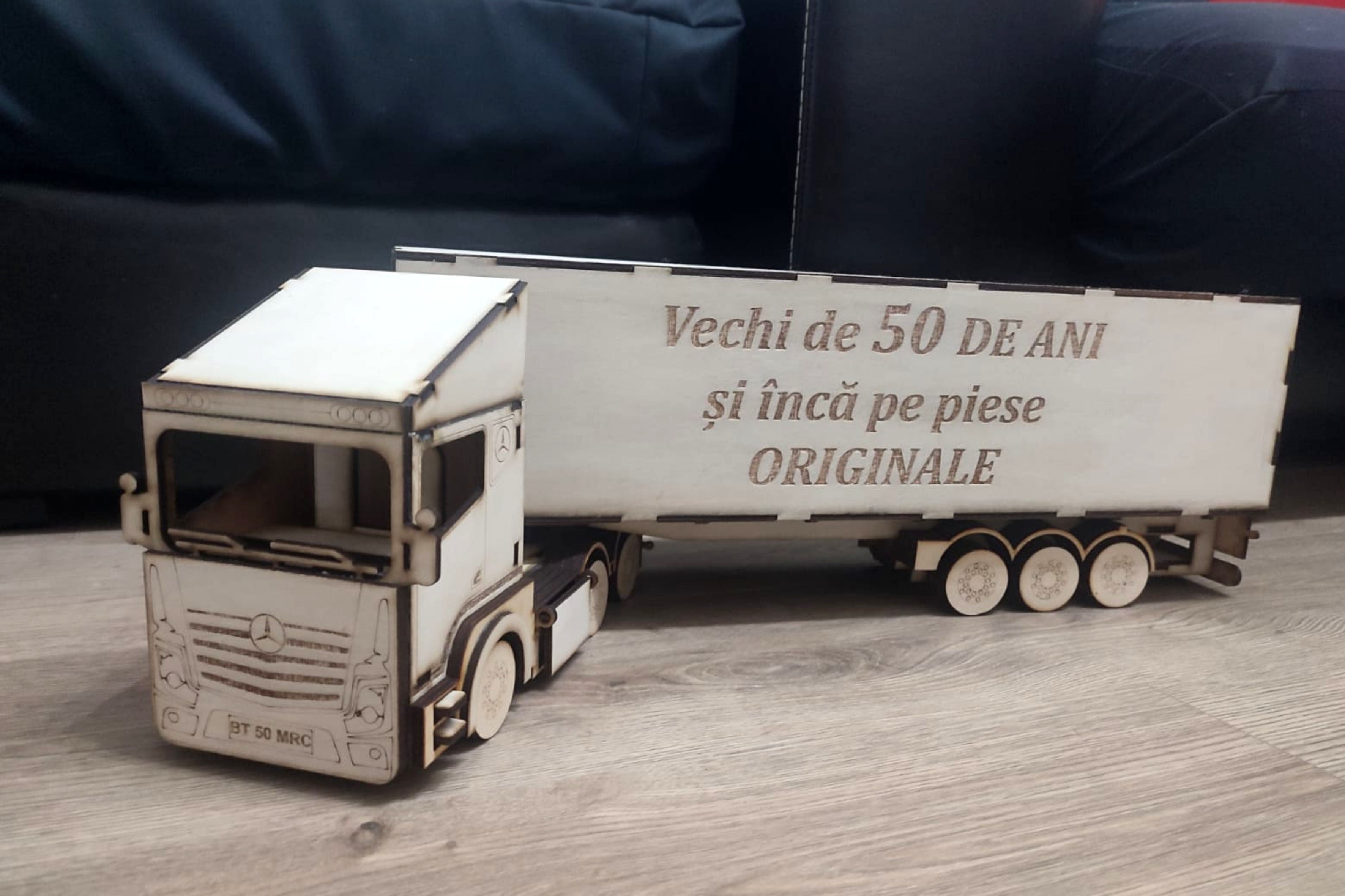 Camion din Lemn Personalizat – Cadou Pentru Șoferi, Nași, Aniversări – Gravură Laser
