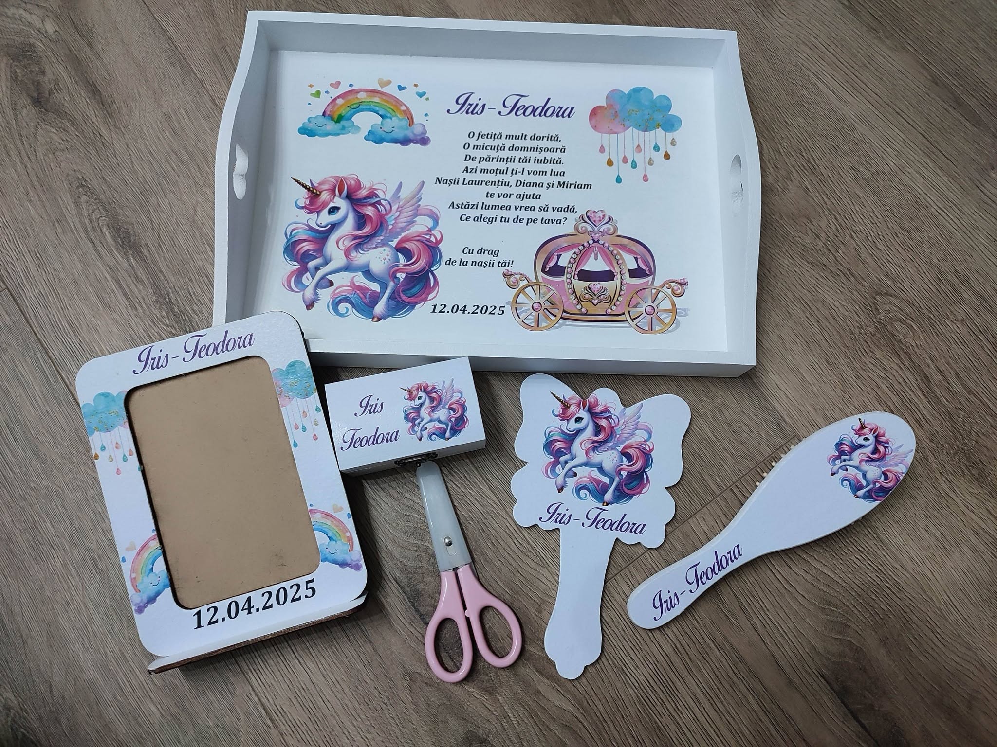 Set moț personalizat Unicorn – Tavă pentru moț cu ramă foto, perie, oglindă, cutiuta si forfecuta
