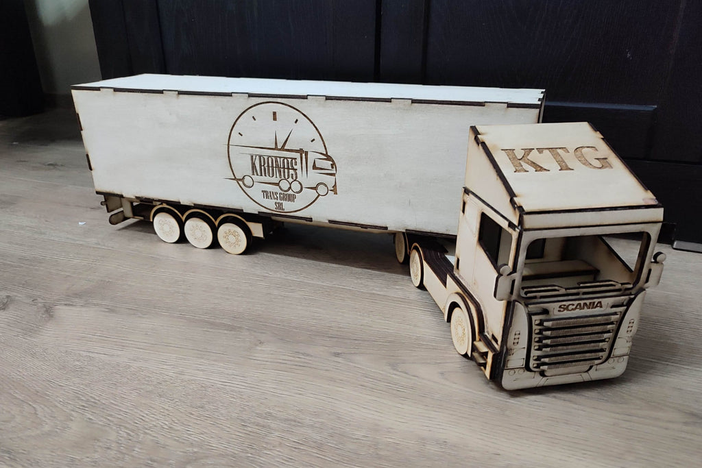 Camion din Lemn Personalizat – Cadou Pentru Șoferi, Nași, Aniversări – Gravură Laser