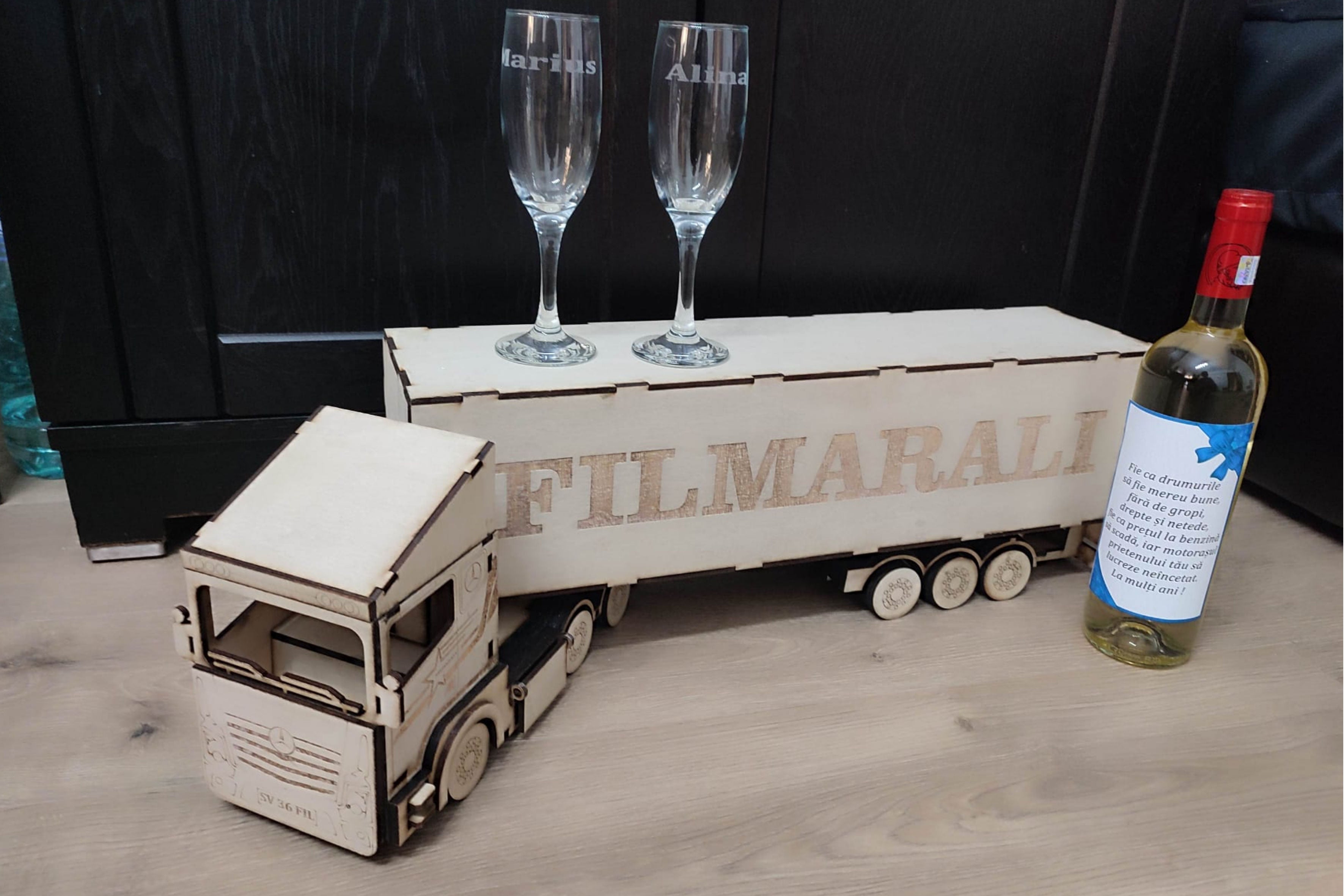 Camion din Lemn Personalizat – Cadou Pentru Șoferi, Nași, Aniversări  - Cu sticla si pahare