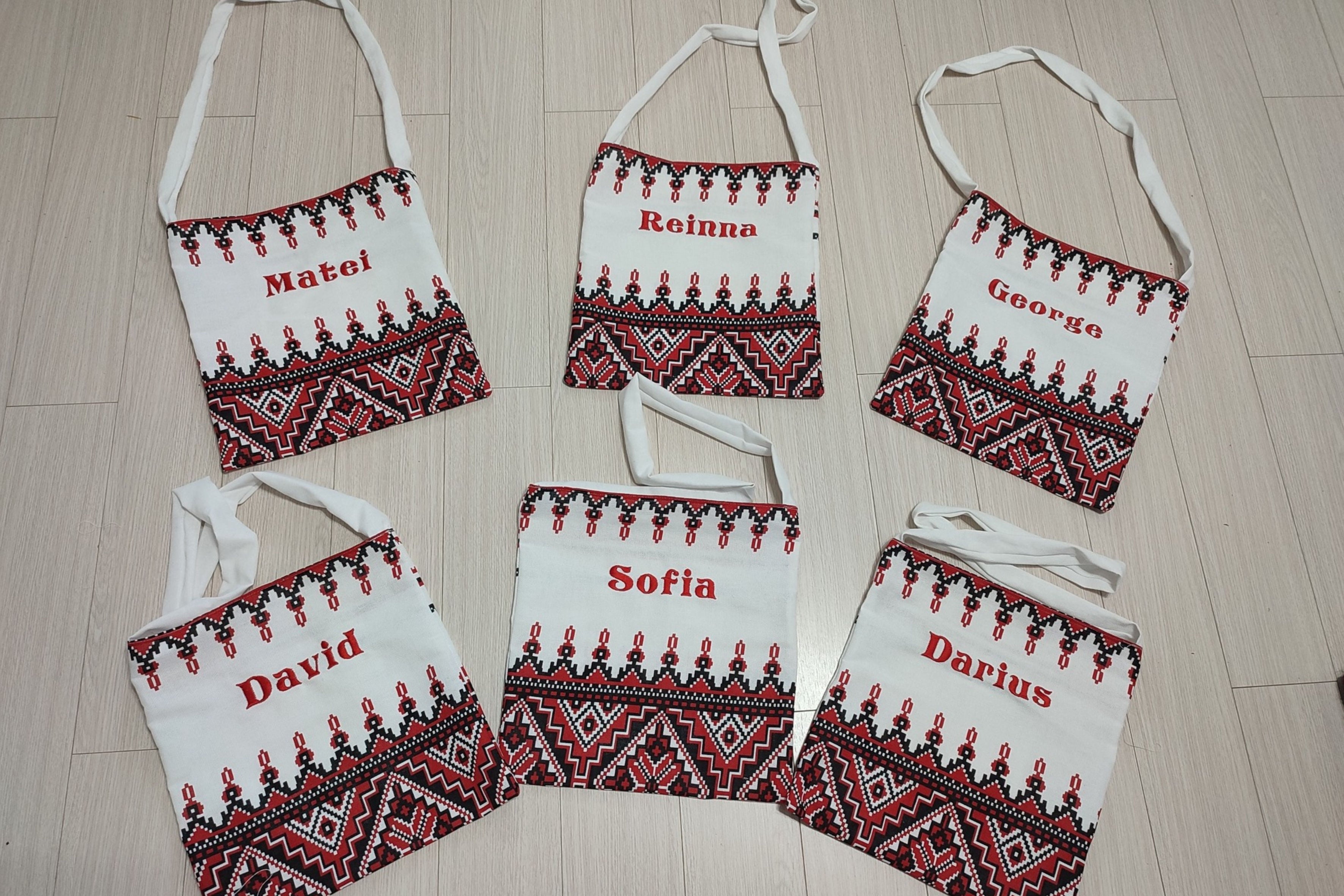 Trăistuță tradițională personalizată cu nume prin broderie, perfectă pentru colindatul de Crăciun, evenimente folclorice și cadouri românești pentru copii.