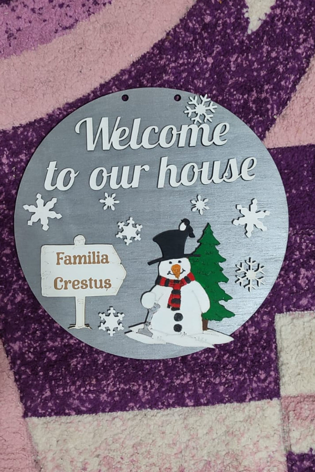 Decorațiune de ușă Crăciun – „Welcome to our house” – Personalizată cu nume familie