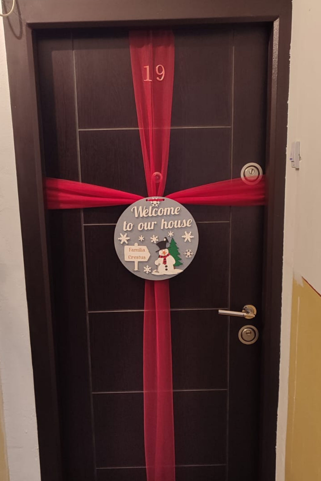 Decorațiune de ușă Crăciun – „Welcome to our house” – Personalizată cu nume familie