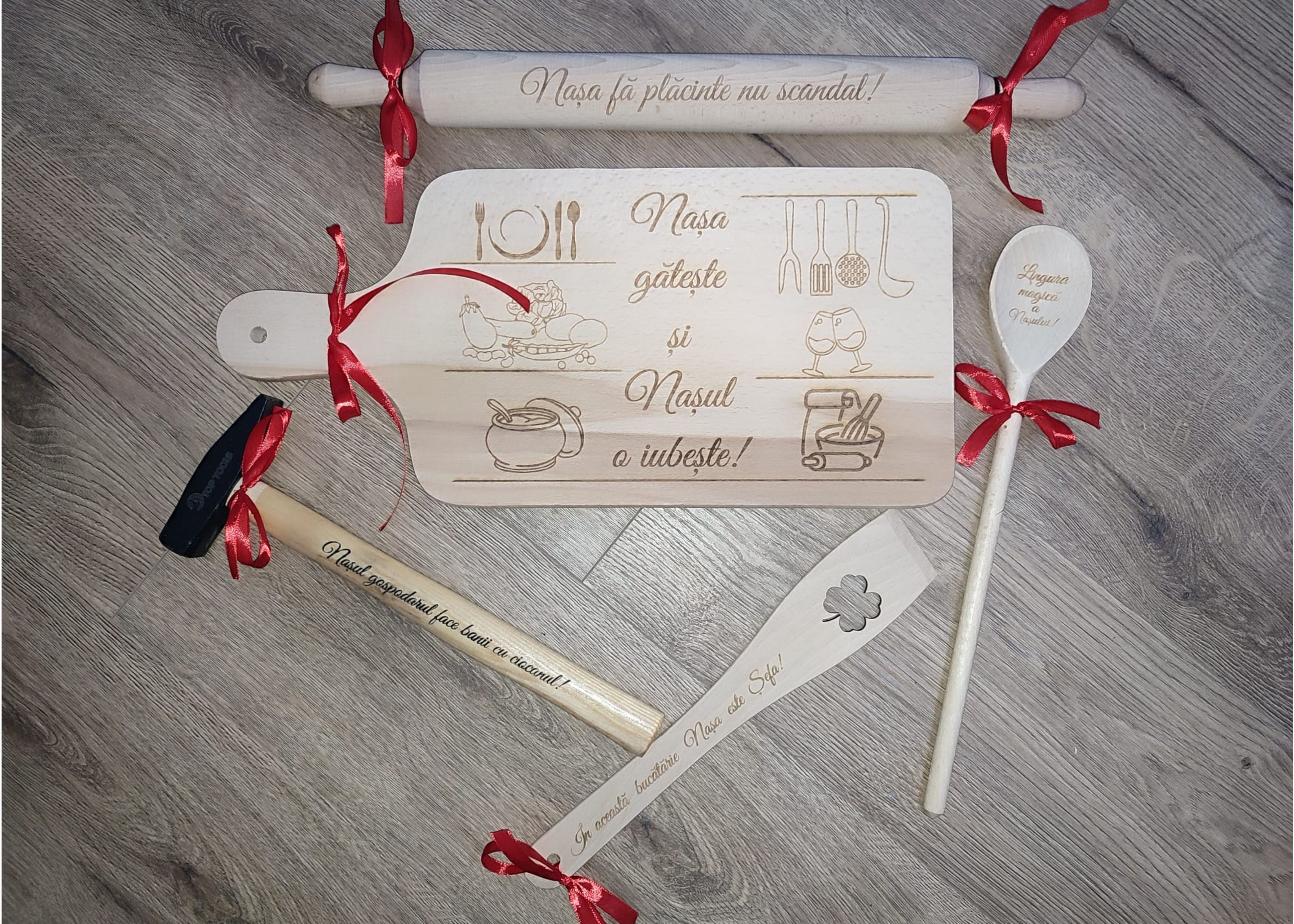 Set Cadou Personalizat pentru Nași – Ustensile din Lemn Gravate